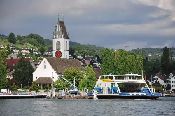 Dorfkern von Meilen am Zürichsee mit reformierter Kirche, vom See aus gesehen